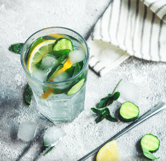 부기 제거에 탁월한 오이 레몬 디톡스 워터 만들기