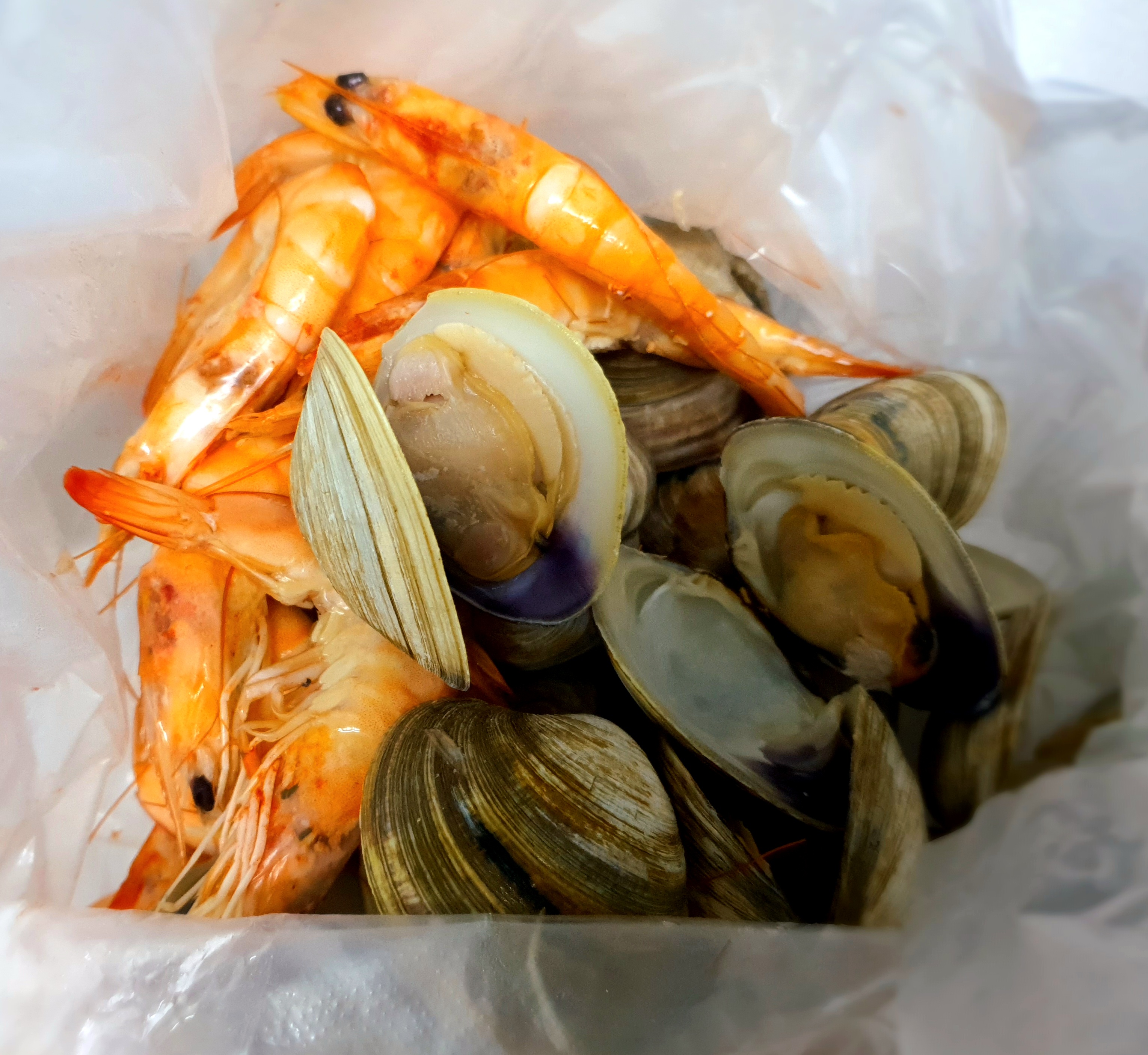 맛있는-새우와-조개찜도-있어요.