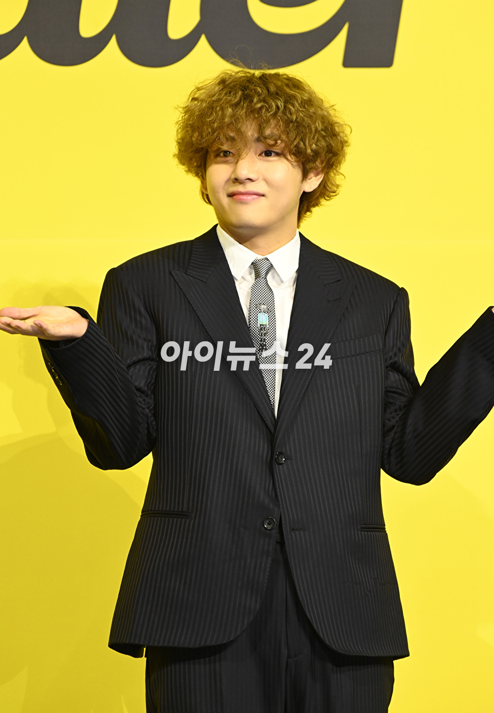 방탄소년단(BTS) 새 디지털 싱글 'Butter' 발매 기념 글로벌 기자간담회가 21일 오후 서울 송파구 방이동 올림픽공원 올림픽홀에서 열렸다. 방탄소년단 뷔(김태형)가 포토타임을 갖고 있다.