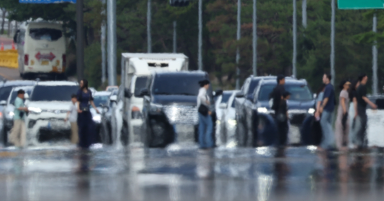 서울 여의도대로 낮기온 30도를 넘어서고 있다.