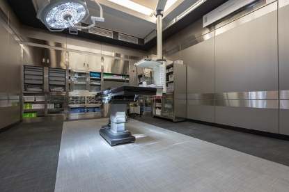 정교한 수술을 위해 배치된 수술 로봇 사진