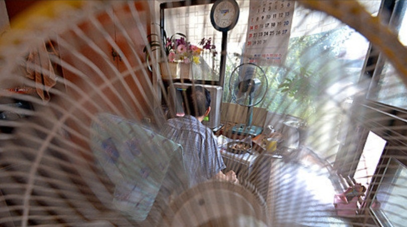 여름 찜통 더위에 경비실 내부 이미지