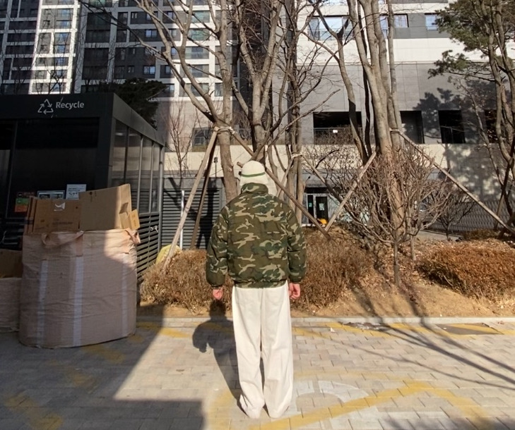 데일리룩('26.1.25.)티엔피 울니트 버킷햇 벙거지, 파르티멘토 카모패딩 카모점퍼 밀리터리패딩, 무신사스탠다드 와이드 벌룬 팬츠, 컨버스 올스타 클래식 트레이너 옥스 스웨이드