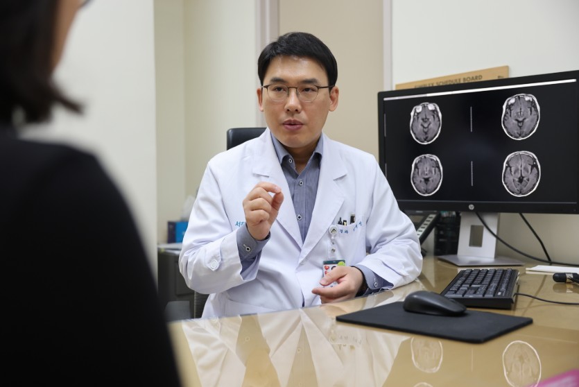 서울아산병원 신경과 임재성 교수가 환자에게 질환에 대해 설명하고 있다