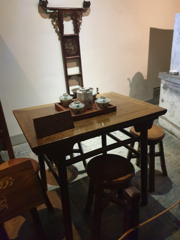 다기 세트가 올려져 있는 응접실