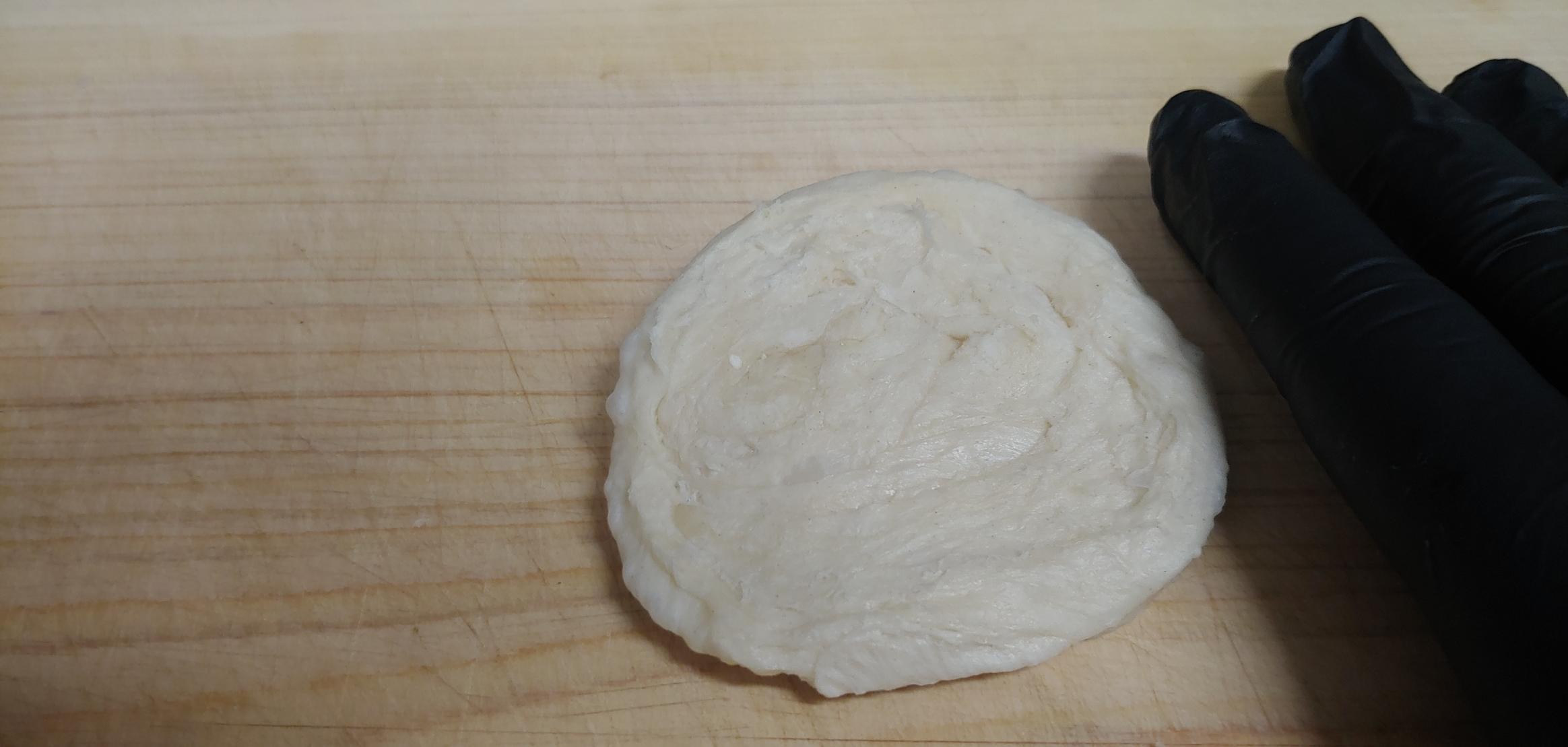 짜잔. 이렇게 눌러줍니다. 미니 크로와상 생지는 정말 반죽이 작네요...