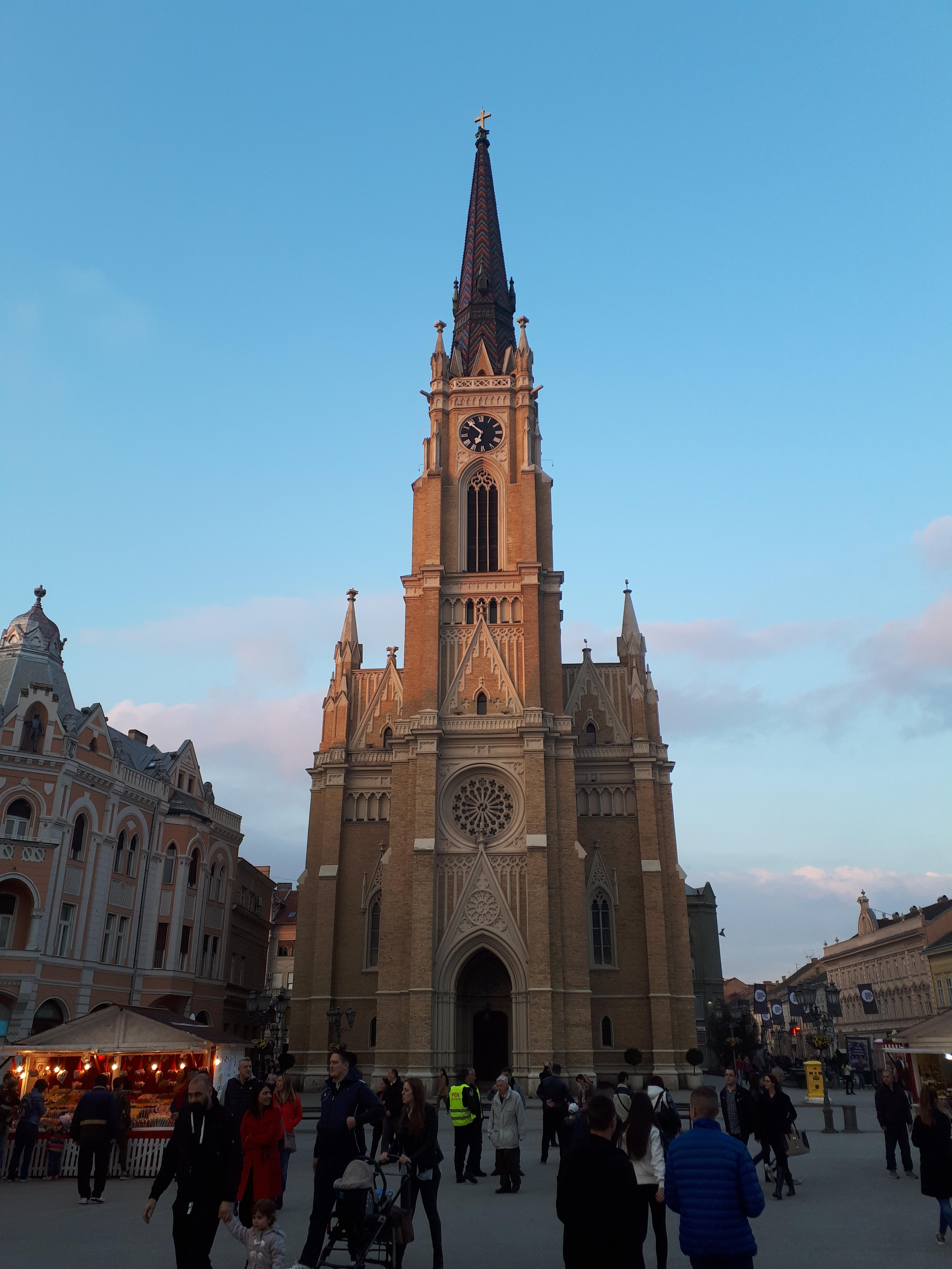 세르비아 노비사드 해 질 녘 마리아 성당 정면