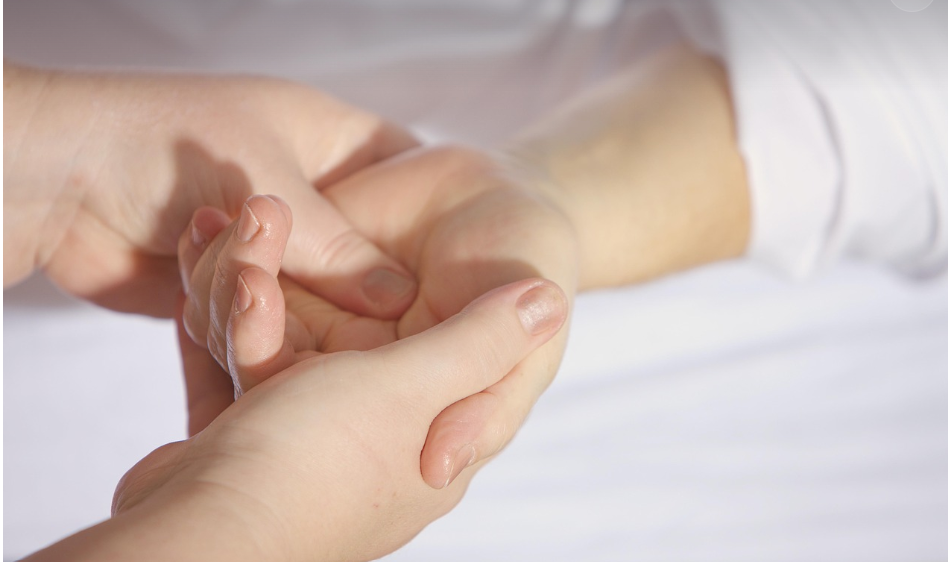 방아쇠수지를 설명하는 손사진