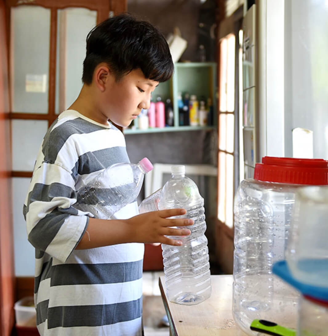 물통을 들고 있는 승우