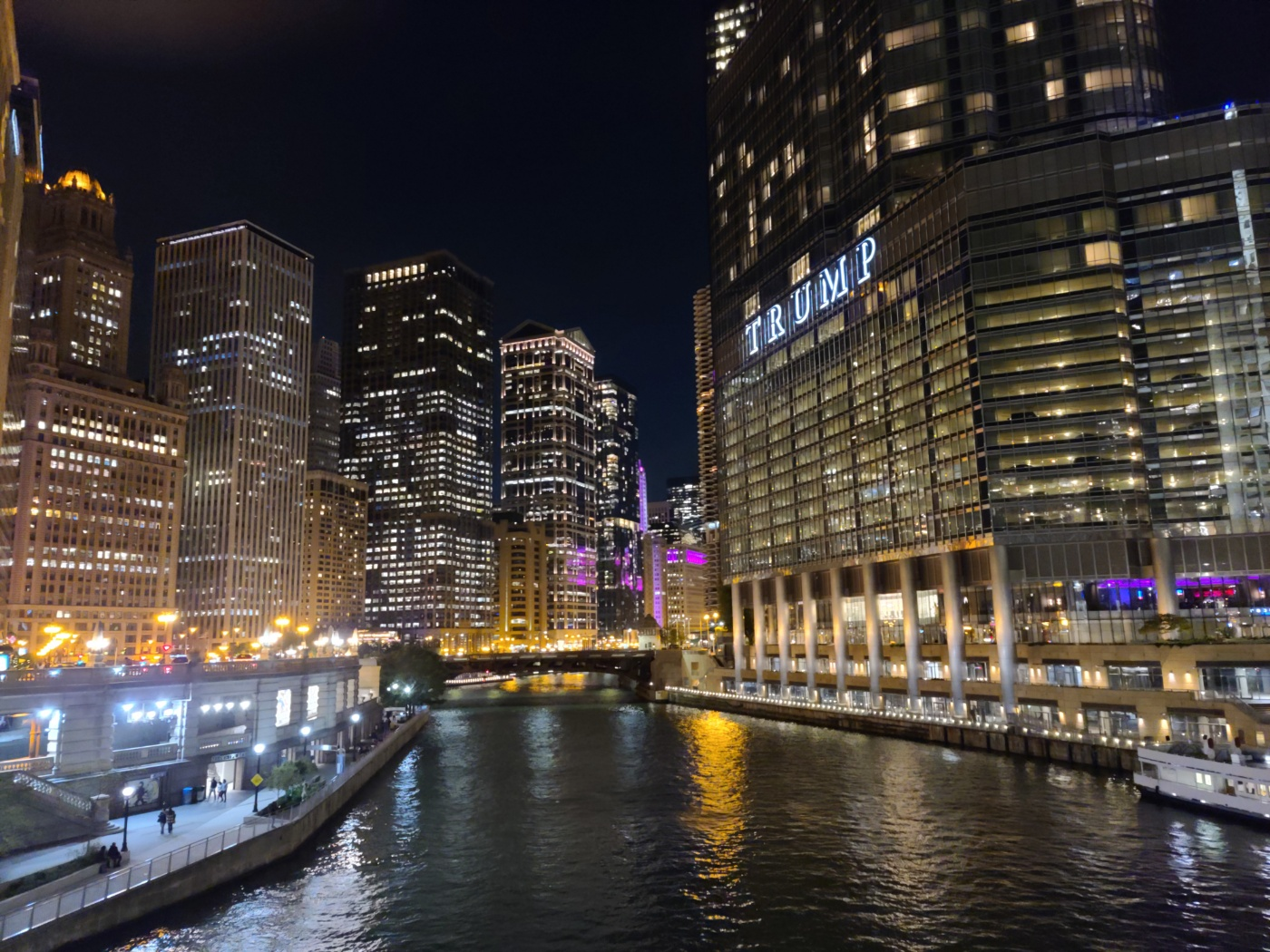 유람선 투어 중 건물들을 찍은 모습이다.