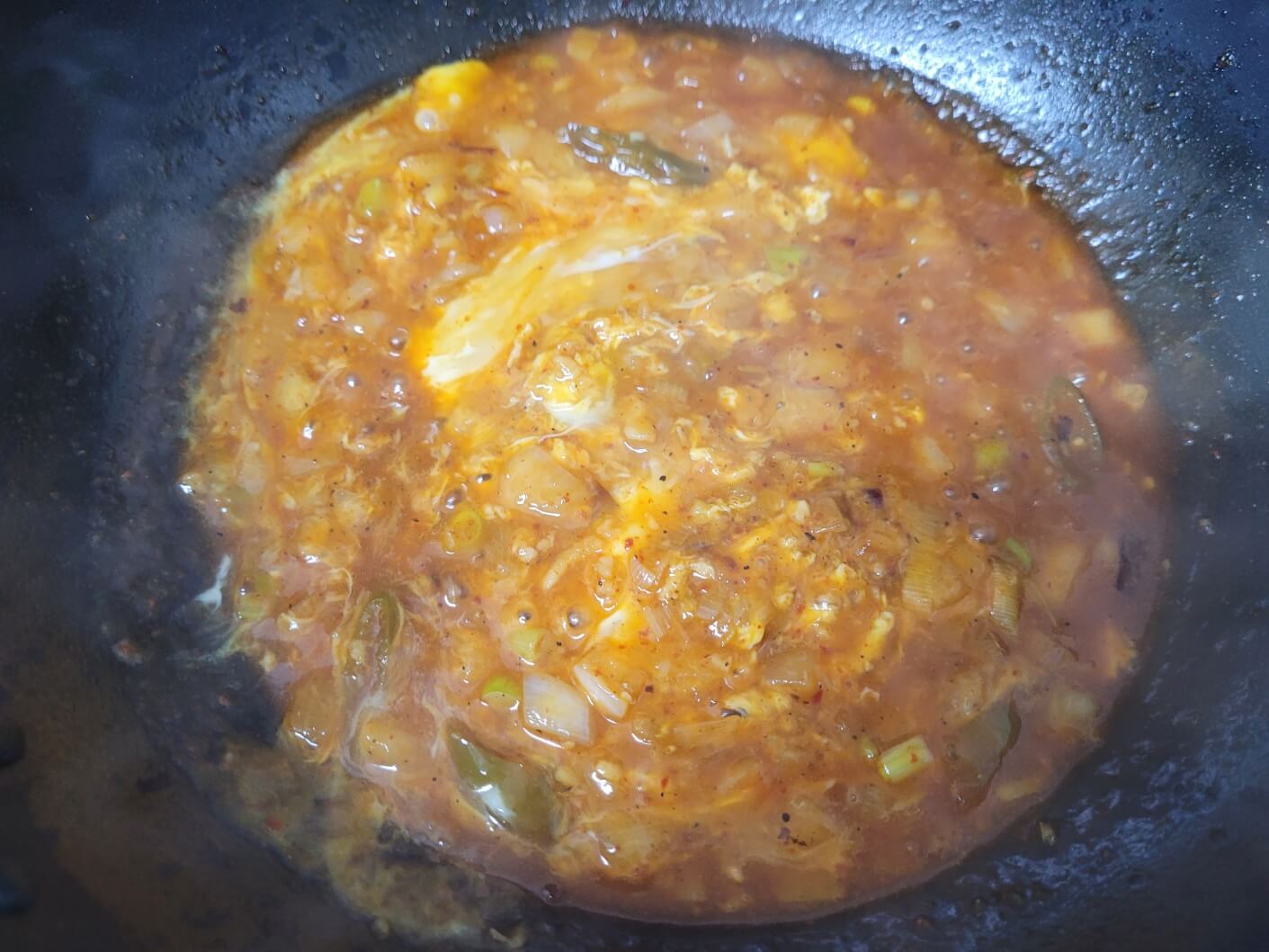 소스에 계란풀기