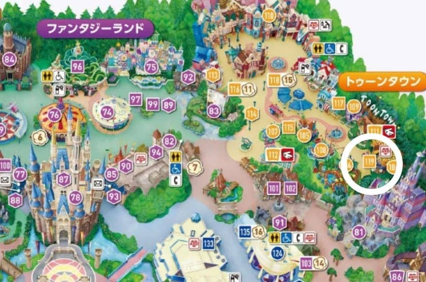 디즈니랜드 지도위에 동그라미가 그려져 있다.