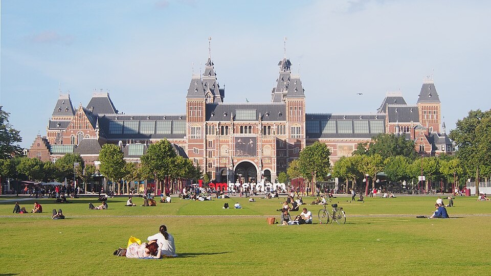 암스테르담 뮤지엄플레인 잔디광장에서 바라본 네덜란드 국립미술관 Rijksmuseum 외관