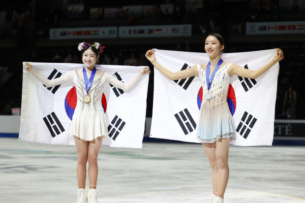 4대륙선수권대회-1위를-차지한-이해인(왼쪽)-선수와-2위를-차지한-김예림-선수