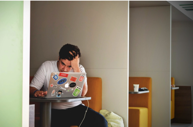 노트북 앞에서 고민하는 청년, 취업 준비의 현실