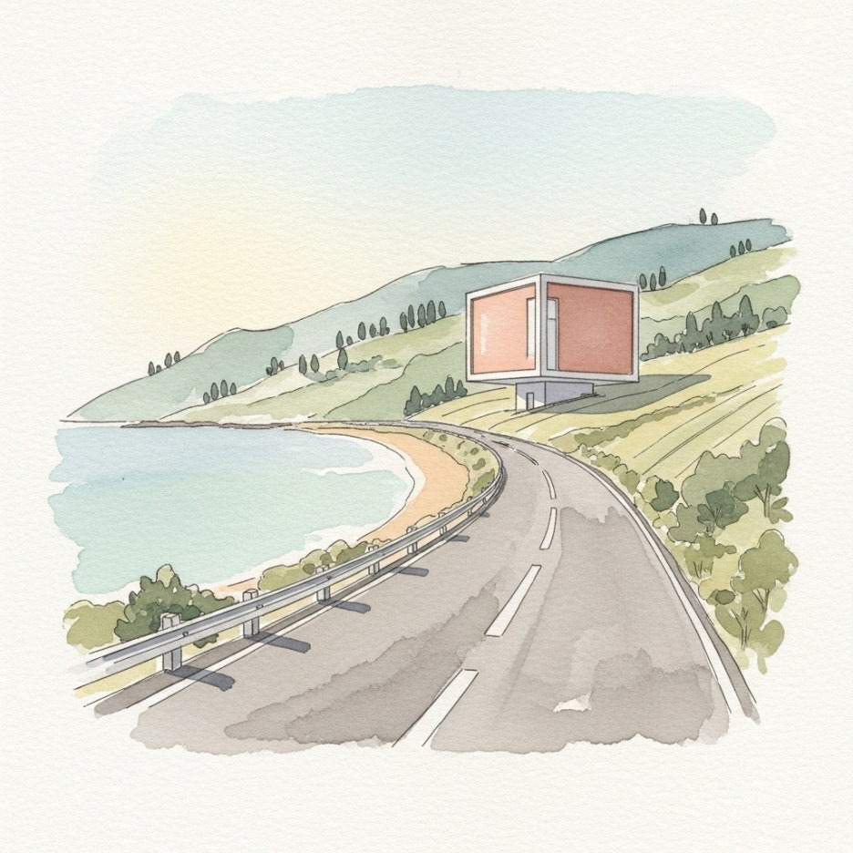 바닷가 도로를 따라 위치한 독특한 카페 건물 풍경