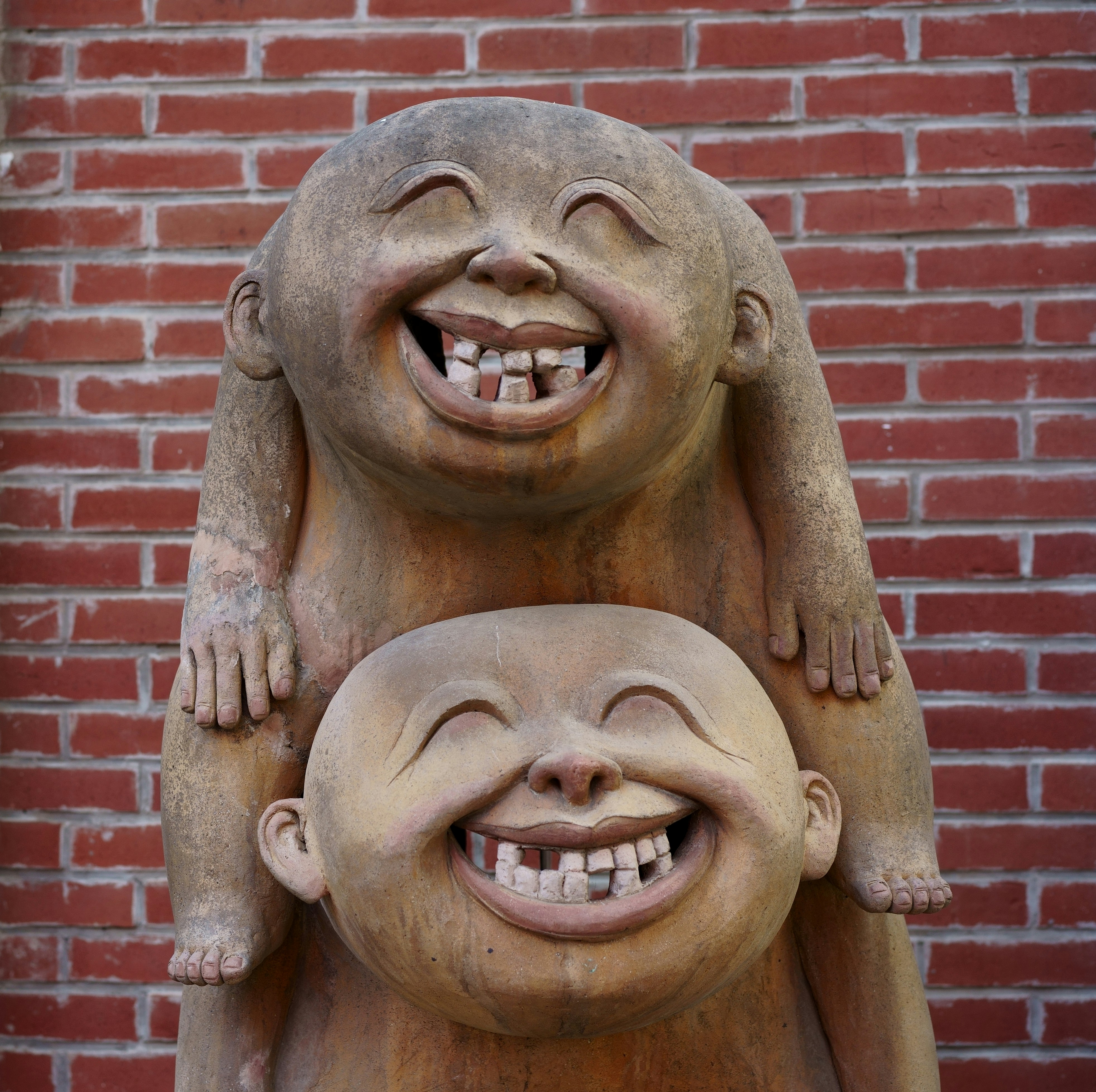 웃는 동상 이미지입니다.