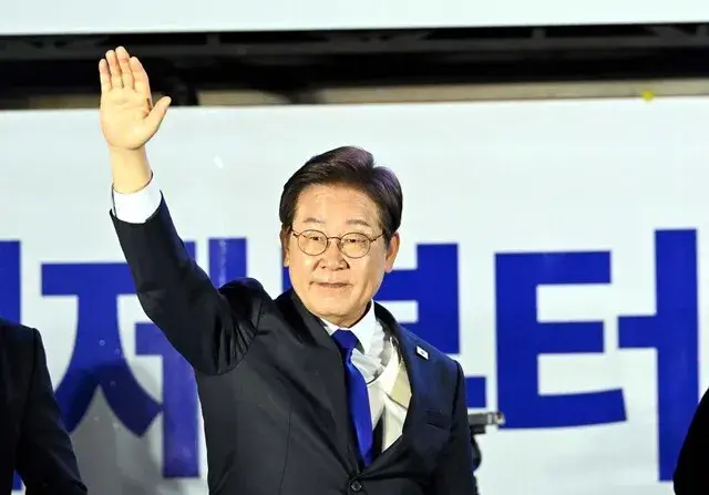 이재명 대통령이 제21대 대통령 임명식 이후 국민에게 손을 들어 인사하고 있는 모습