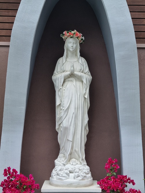 서울 신대방동성당 성모상