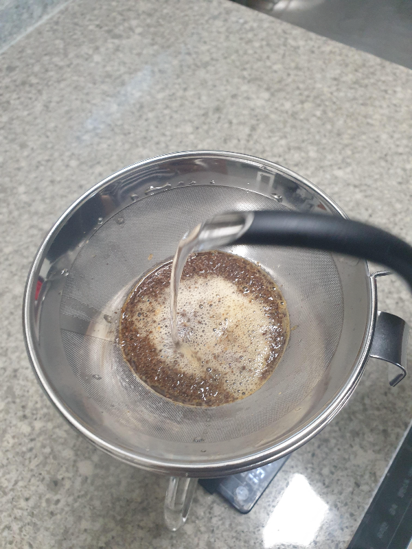 드리퍼에 커피를 넣고 추출하는 모습