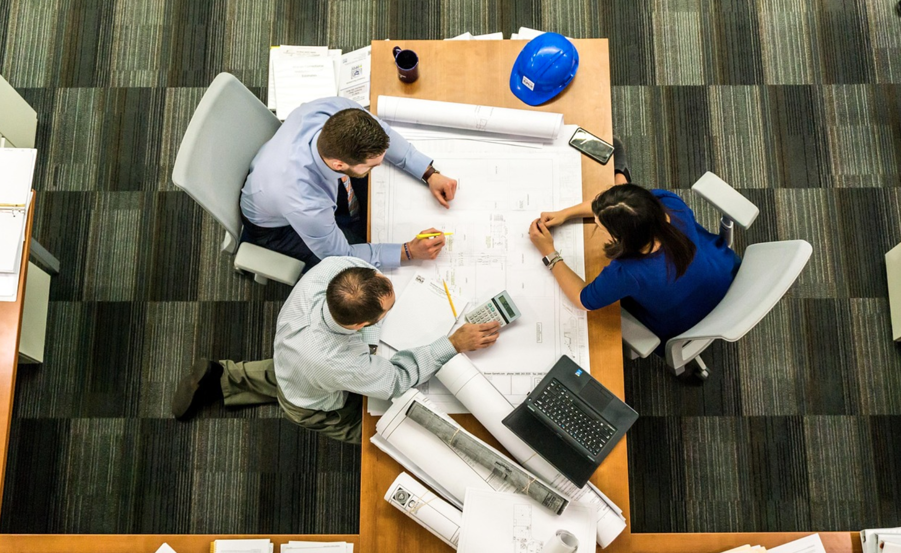 직업상담사가 상담 기록지를 작성하는 모습