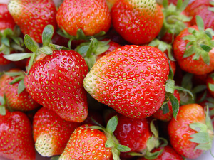 겨울이 제철이 된 딸기, 딸기섭취가 건강에 미치는 효과에 대해 알아보자.