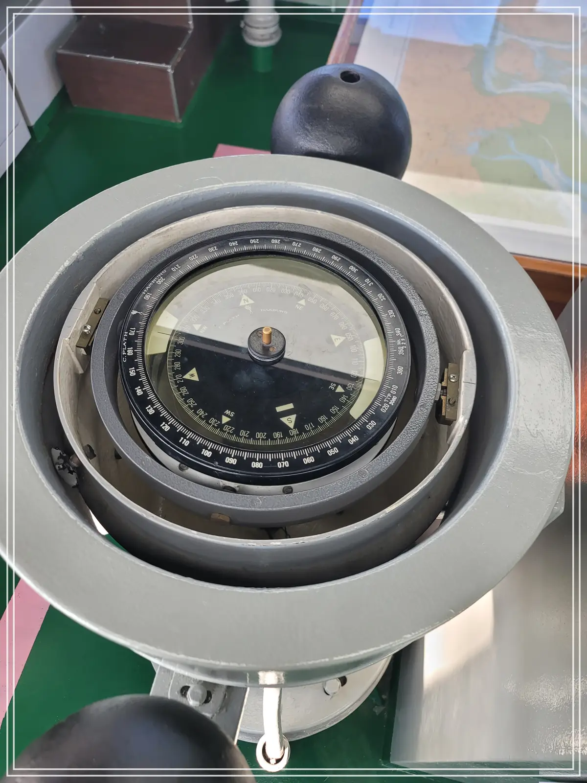 마산함-조타실-나침반