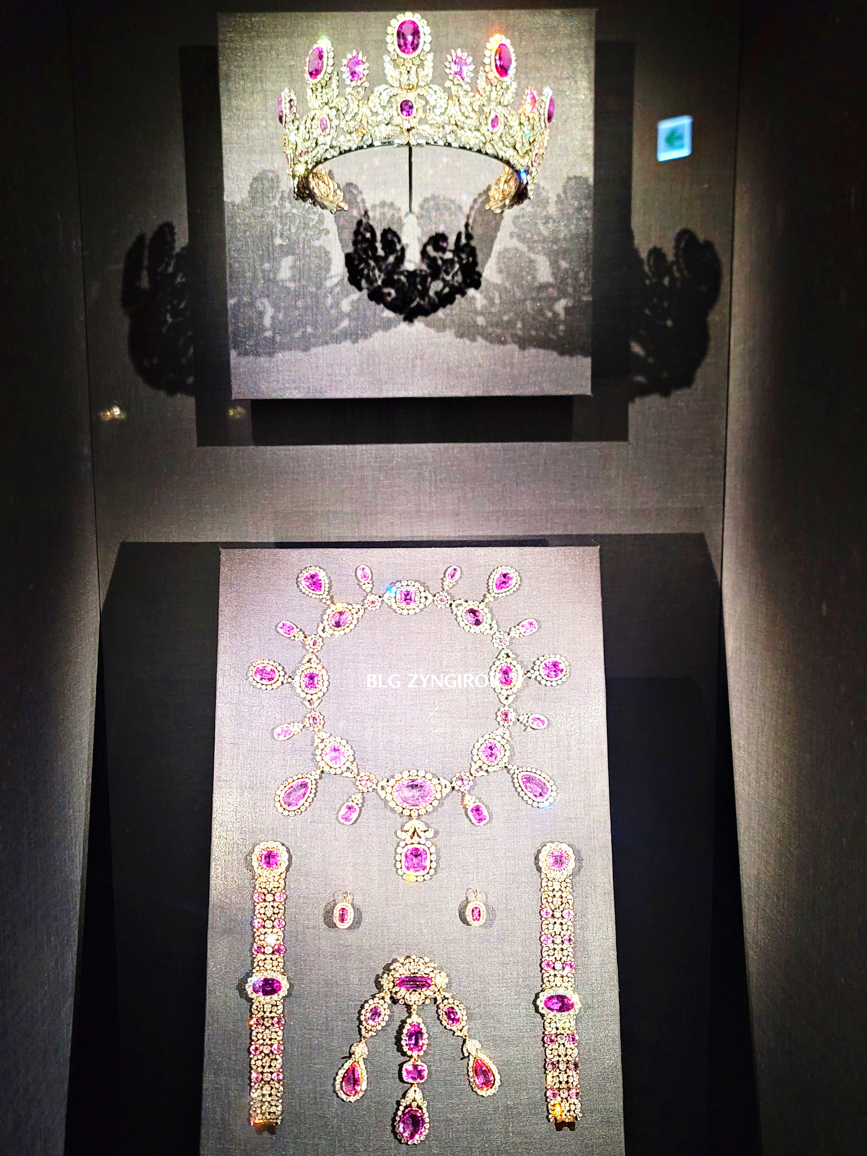 롯데타워 - 롯데뮤지엄 고혹의 보석 매혹의 시간 - 티아라 전시품 모습이다.