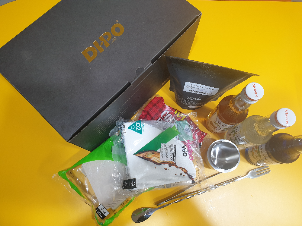 드립세트 및 시럽, 필터, 도징컵, 바스푼, 원두 등이 있다.