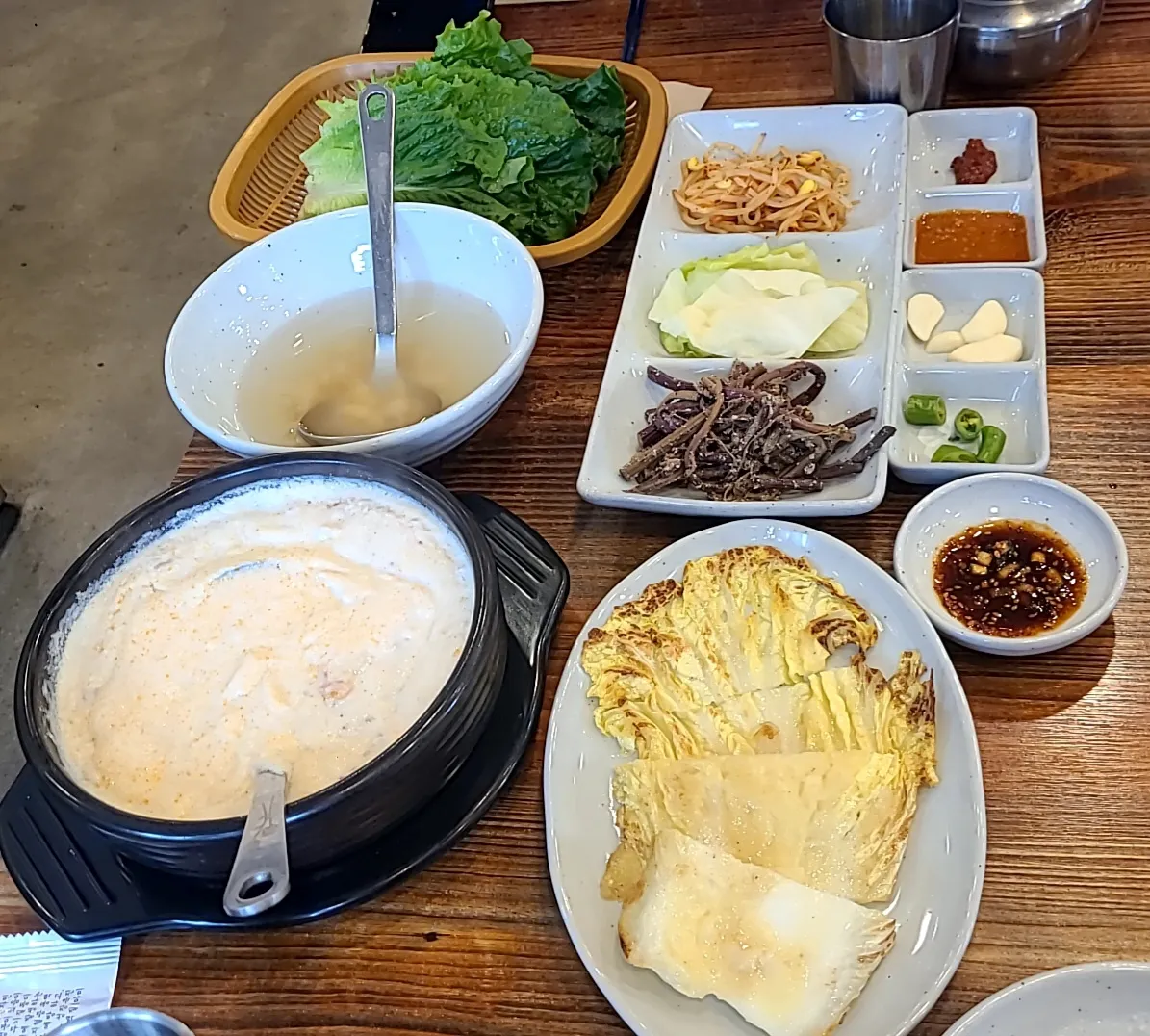 테이블위에-배추전-상추-쌈장-마늘-각종반찬