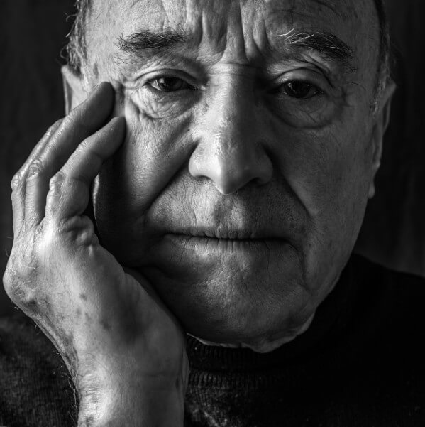 정면을 바라보고 있는 아버지