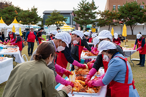 야외에서 김치만드는 모습