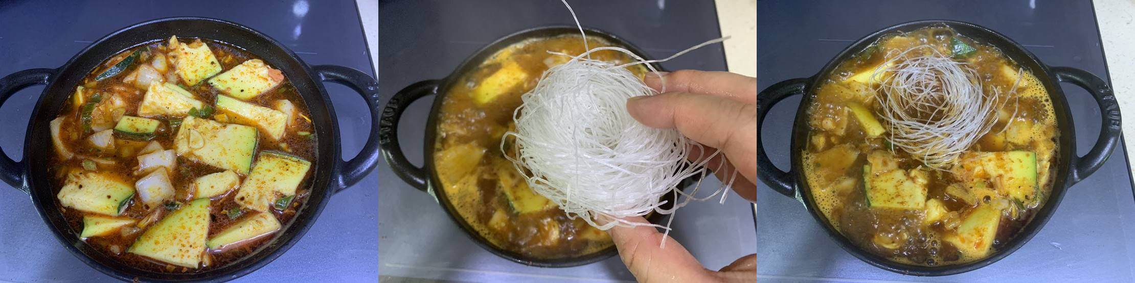 사진 3장이 나란히 붙어 있다.
오른쪽 사진에는 검은색 냄비 안에 빨간 국물과 자른 애호박과 양파가 있다.
가운데 사진은 둥글게 말린 당면을 들고 있는 손이 있다. 당연과 손 뒤에는 검은색 냄비에 빨간 국물이 끓고 있는 것이 보인다
마지막 사진은 검은색 냄비 안에 빨간 국물과 야채, 면이 함께 담겨져 있다.