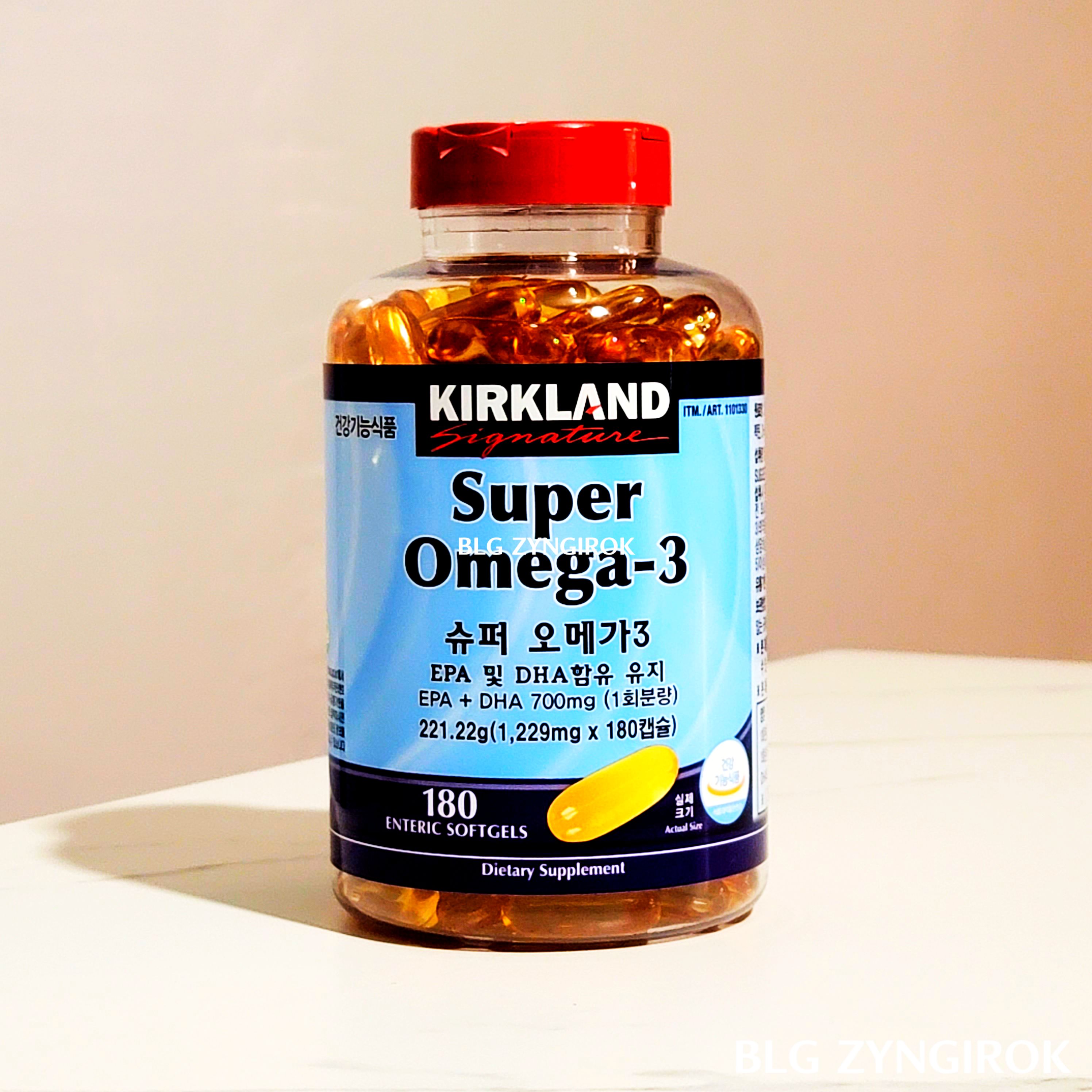 KIRKLAND SIGNATURE 슈퍼 오메가3가 테이블 위에 놓여있다.