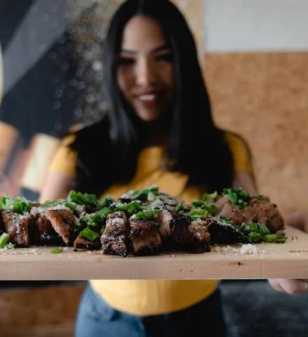 고급 레스토랑에서 스테이크를 먹는 꿈 : 꿈해몽