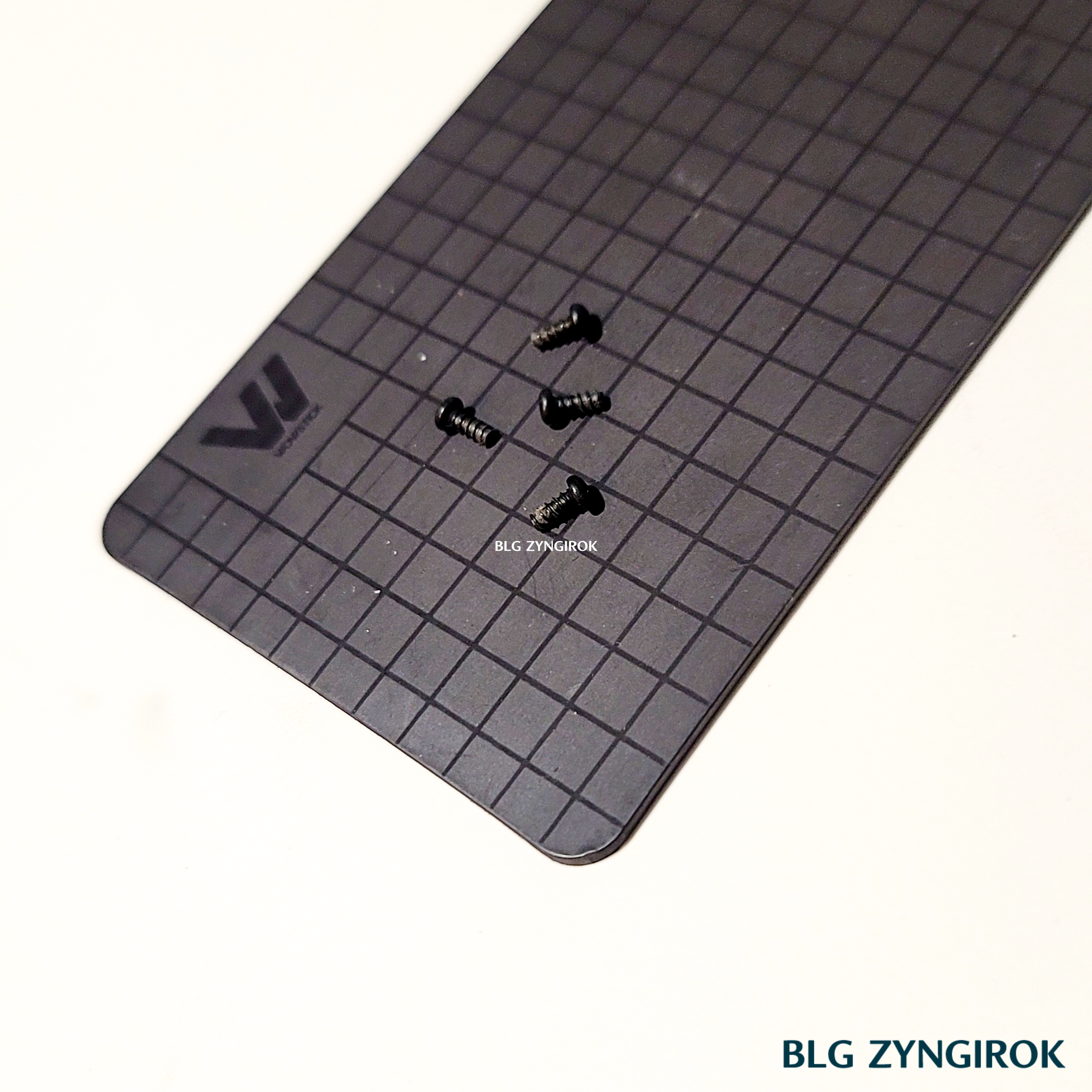 MS Design Mouse에서 분리된 네개의 나사