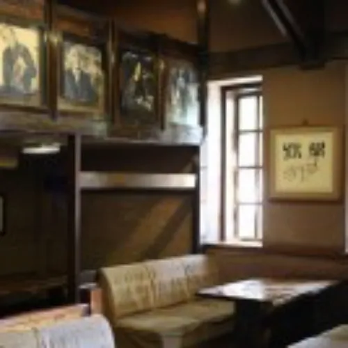 학림다방-1956-빈티지-명당-창가-좌석