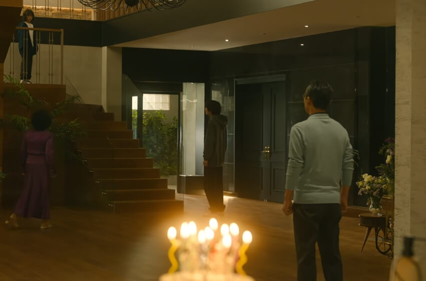 싸우는 소리를 다 들어버린 복이나가 계단에서 내려다보고 있음