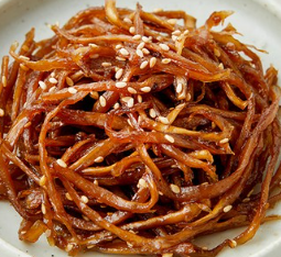 우엉조림 맛있게 하는법 : 접시에 놓인 우엉조림