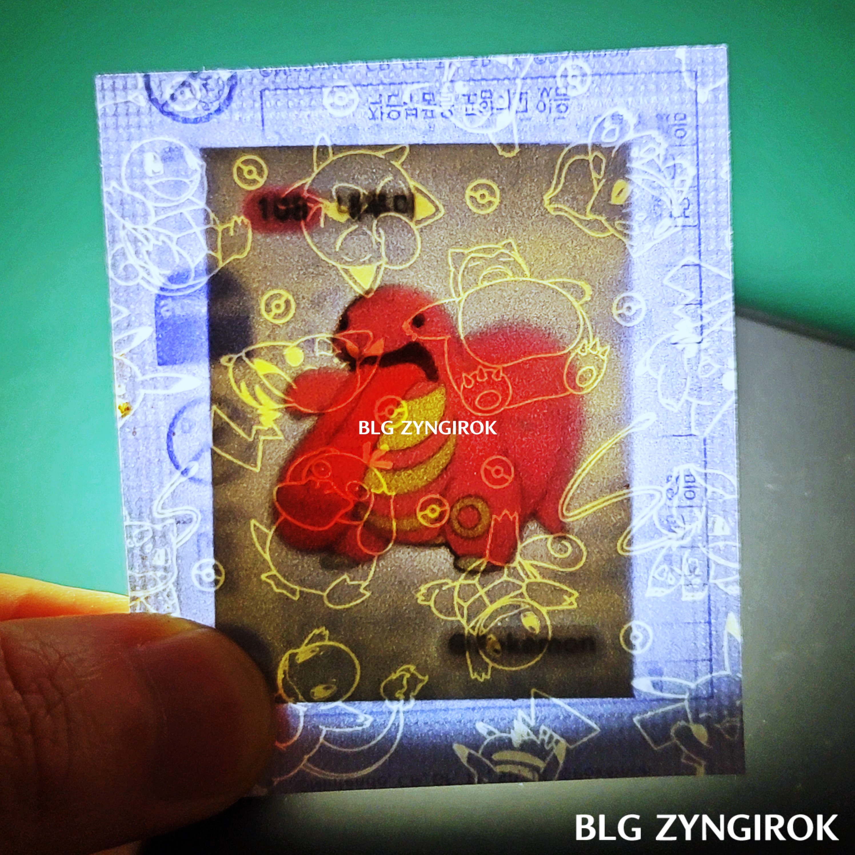 띠부띠부씰-내루미를-들고있다.