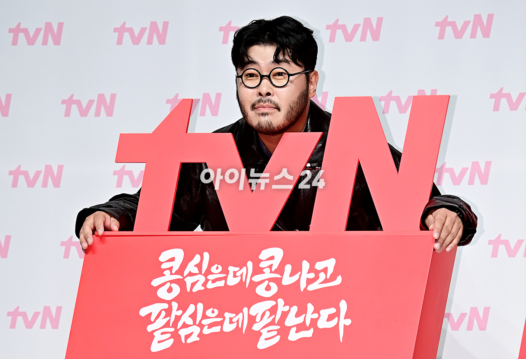 배우 김기방이 11일 오후 서울 강남구 엘리에나 호텔에서 열린 tvN '콩 심은 데 콩 나고 팥 심은 데 팥 난다' 제작발표회에서 포토타임을 갖고 있다. [사진=곽영래 기자]