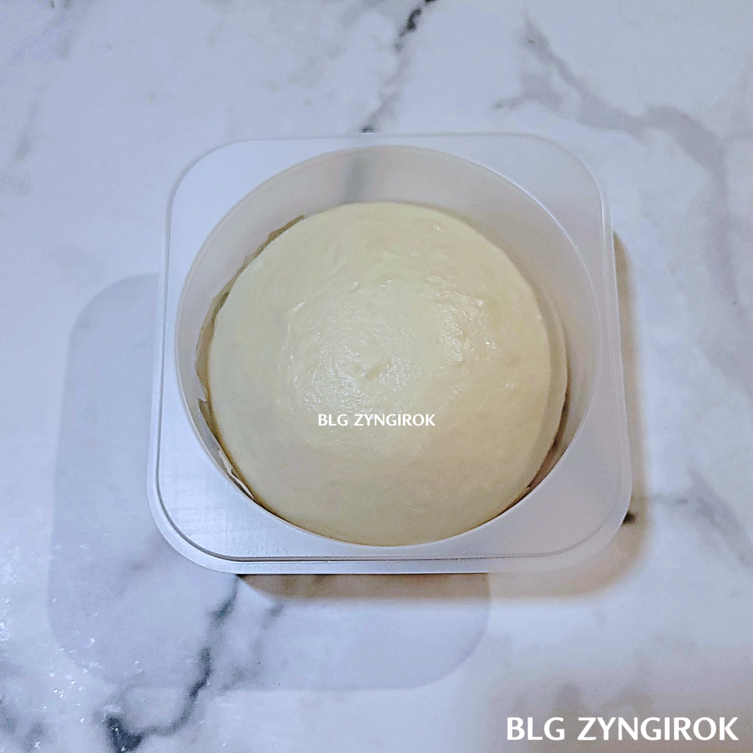 토게피의 순백우유 호빵이 플라스틱 트레이에 들어있다.