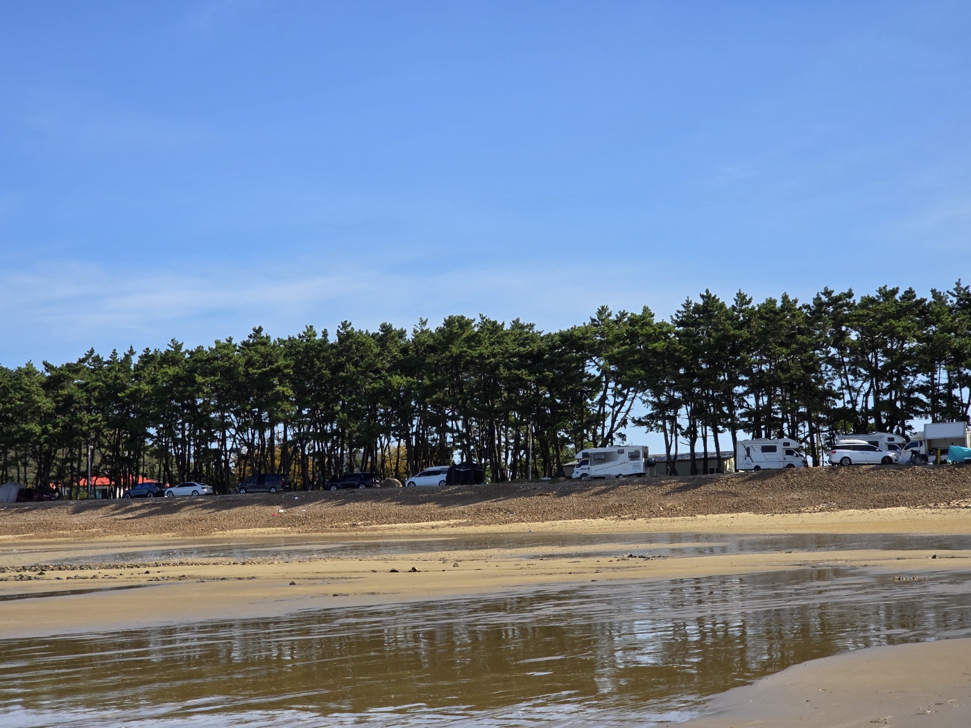 바닷가에서 바라본 캠핑장소 모습