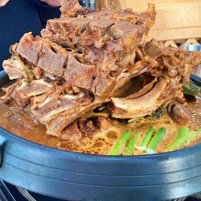 생방송투데이 인천 소래포구 높이만 25cm 산더미 뼈탑 감자탕 맛집