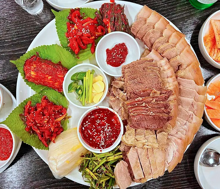 줄서는식당 돼지와 소의 8가지 부위 삶은 수육 제복쟁반, 자가제만 메밀면 직접 짠 들기름 막국수 맛있는 술집 강남역 맛집 소개