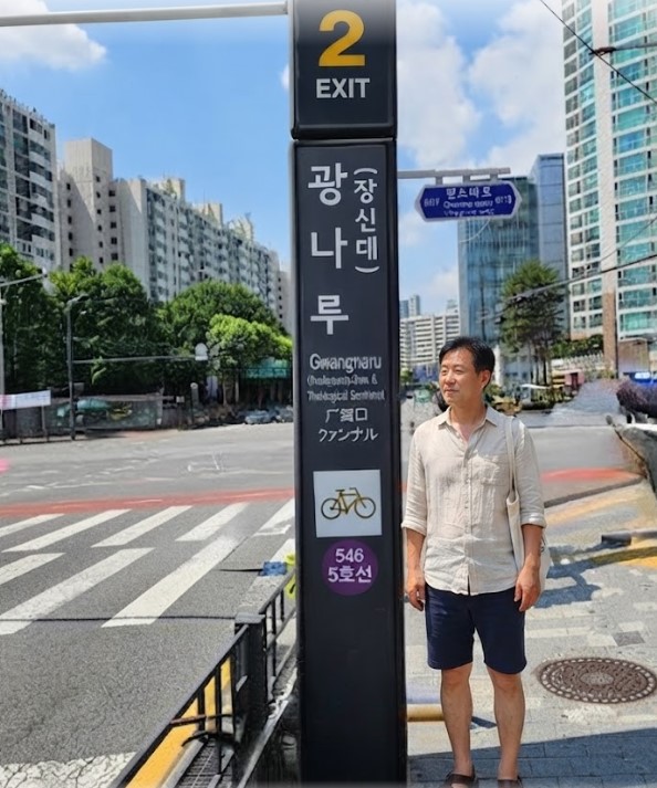 혼밥을 하기 위해 거리로 나온 50대 퇴직자