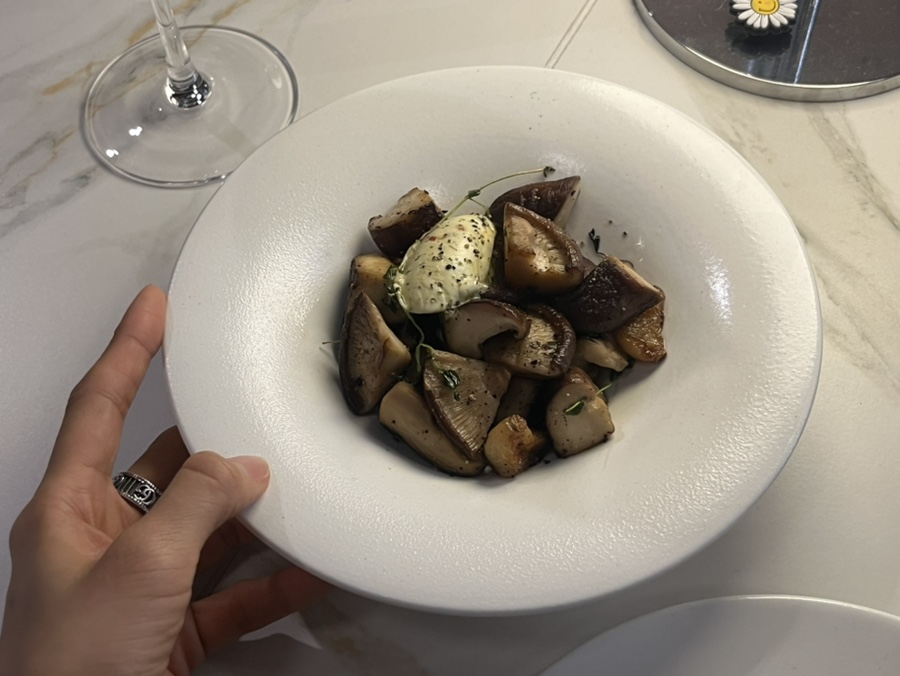 쏘티 와인바 인기 안주, 구운 표고버섯 & 지미추리 버터
