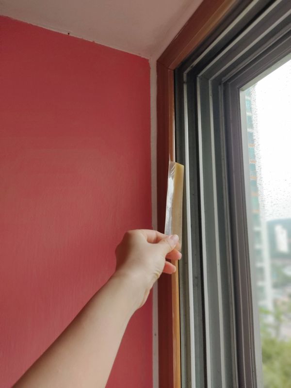 붙어있는 문풍지를 떼어내는사진