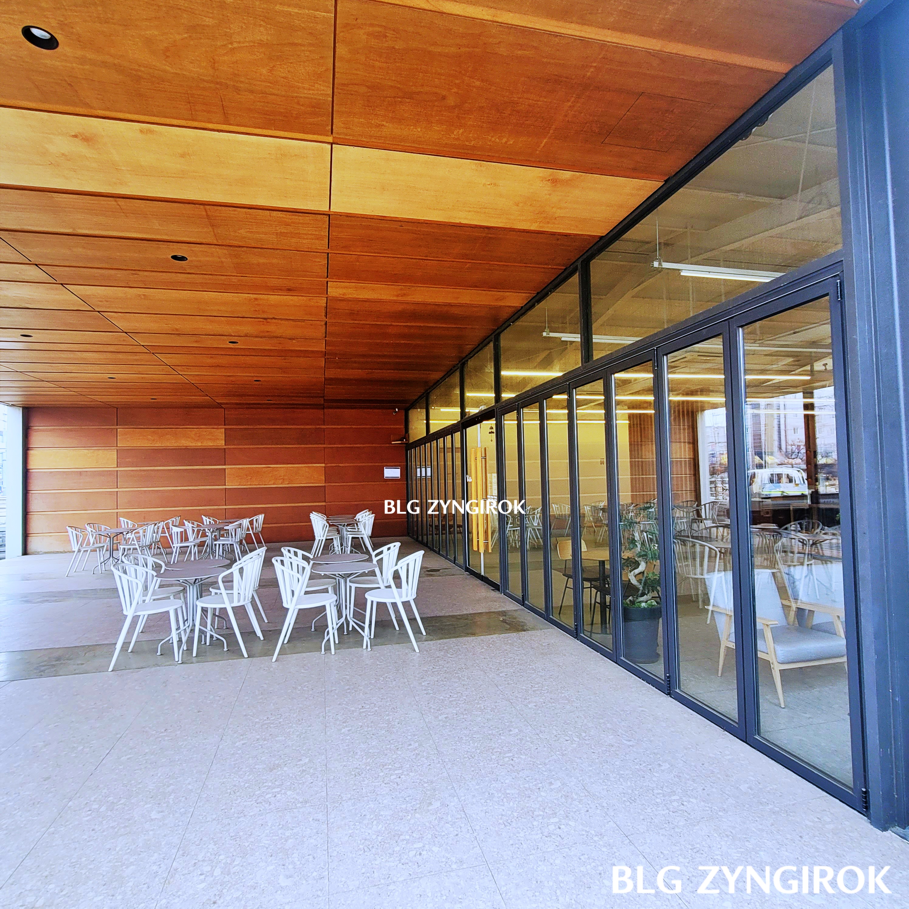 카페 앞 테이블들이 줄지어 있다.