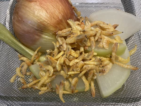 부추전 육수 15분 동안 우린 후, 건더기와 국물 분리